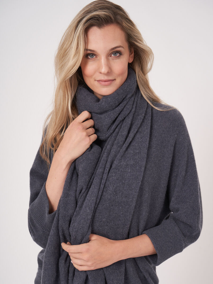 Loose knit organic cashmere scarf with rib details image number 260