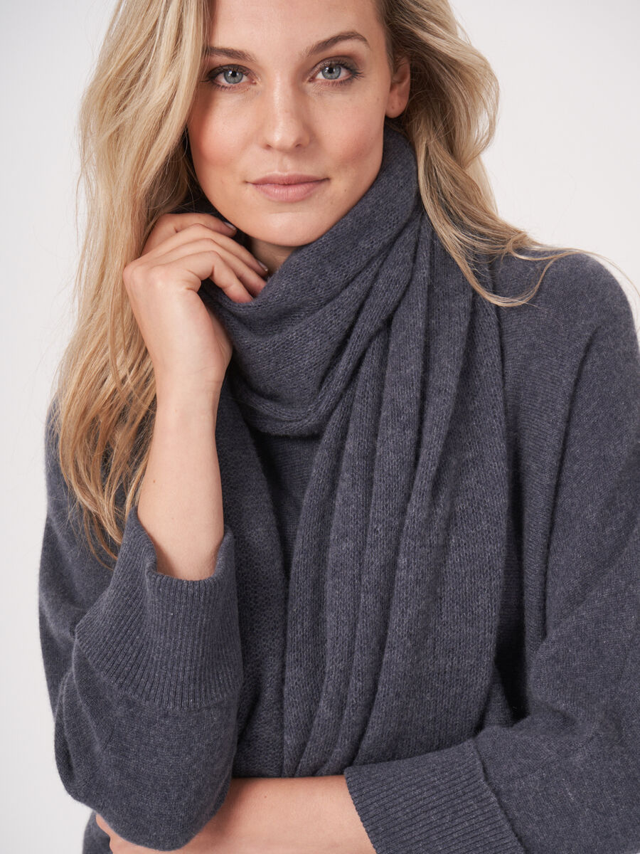 Loose knit organic cashmere scarf with rib details image number 262