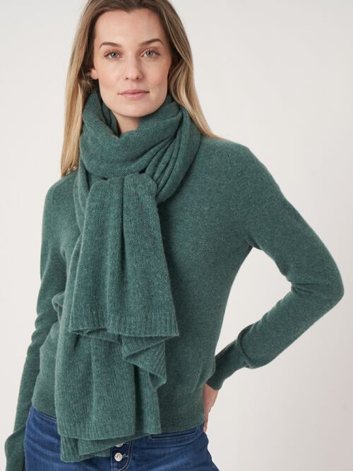 Loose knit organic cashmere scarf with rib details