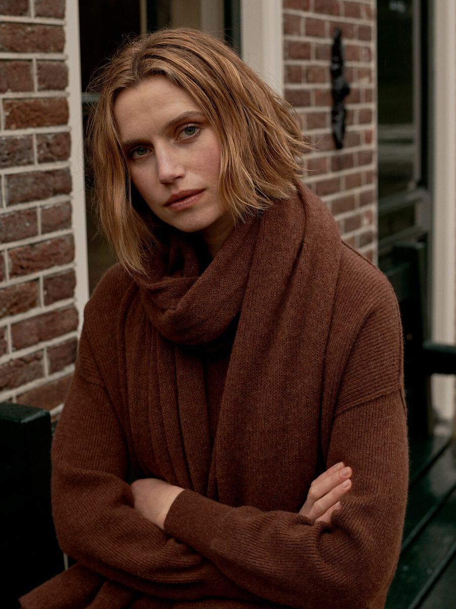 Loose knit organic cashmere scarf with rib details image number 7