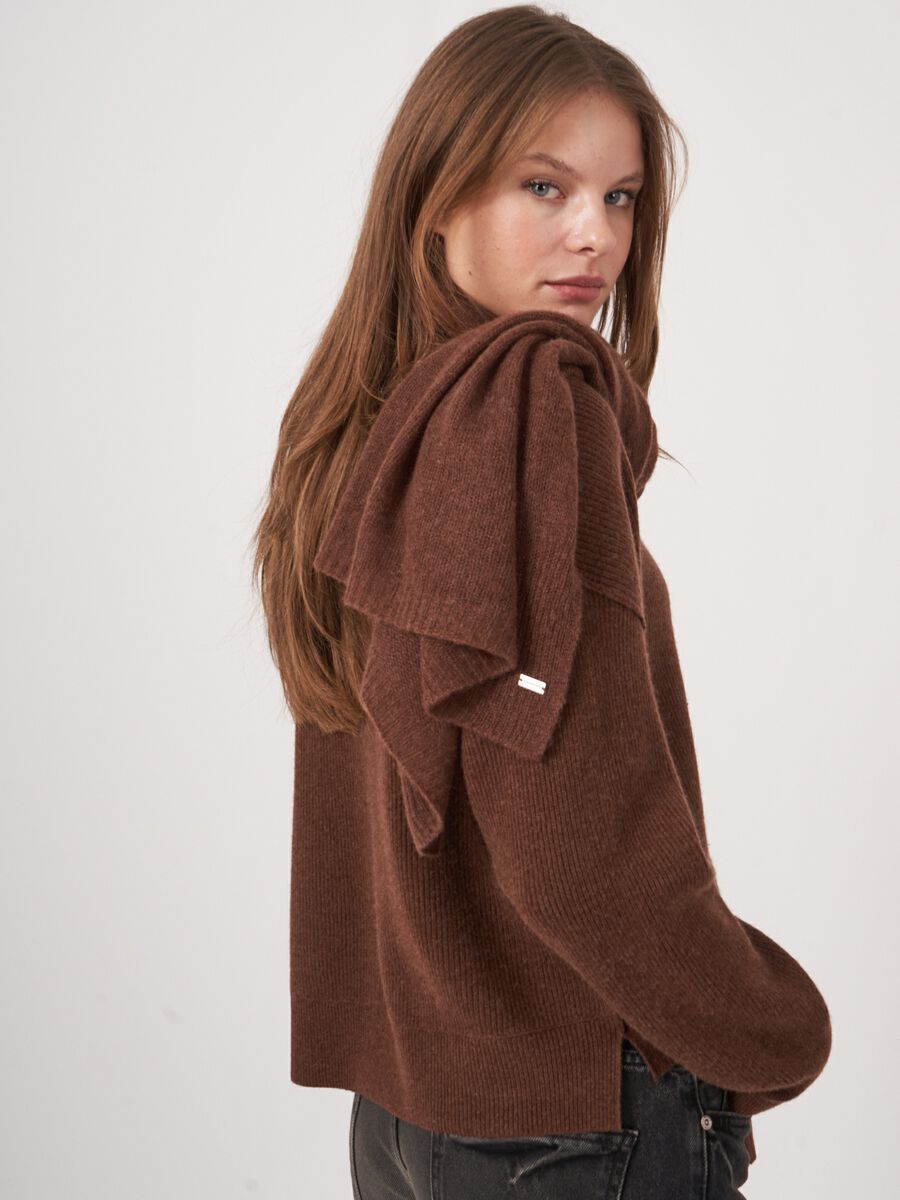 Loose knit organic cashmere scarf with rib details image number 2