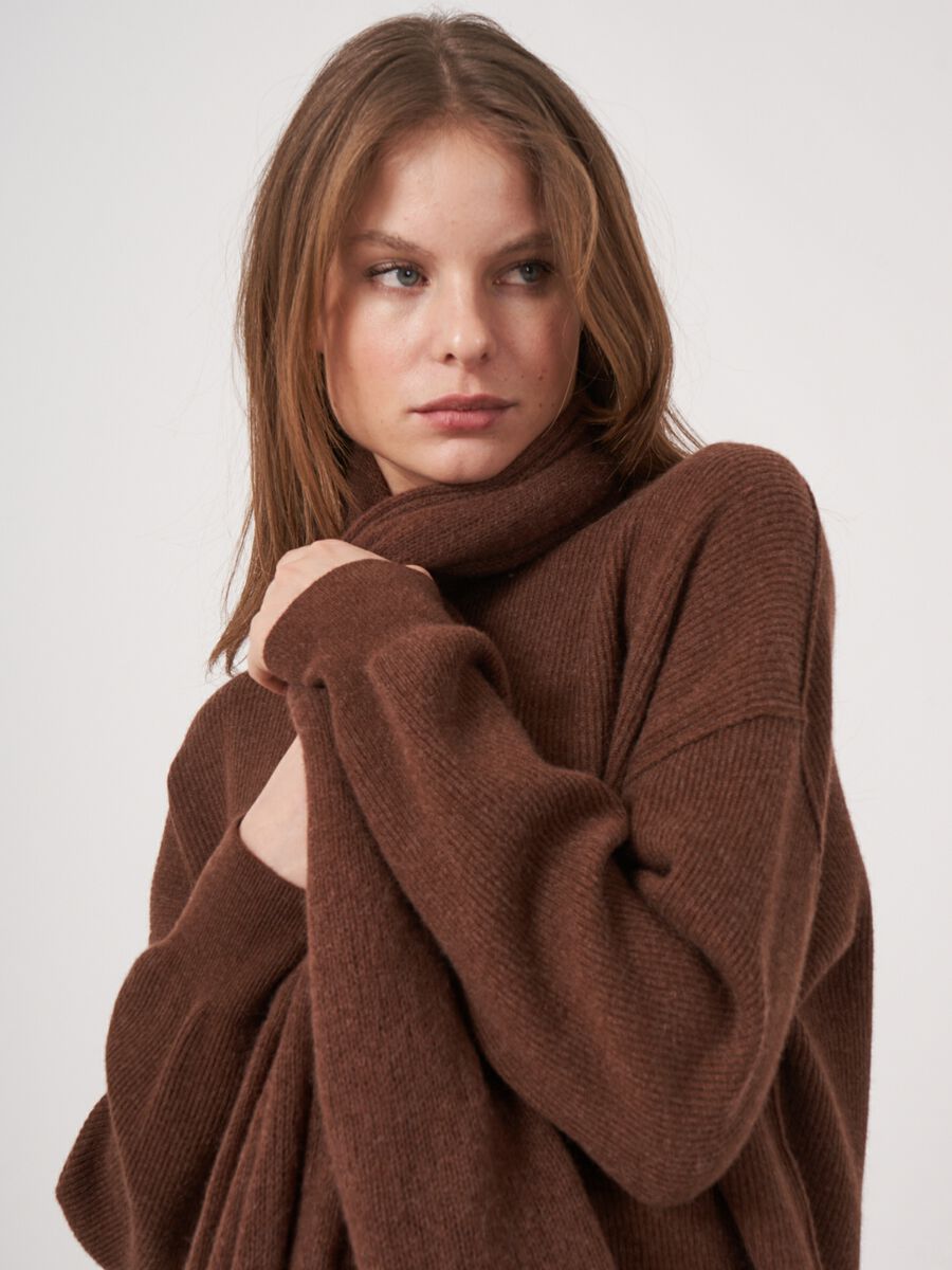 Loose knit organic cashmere scarf with rib details image number 3