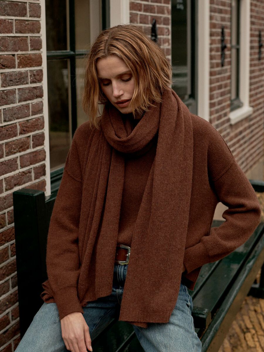 Loose knit organic cashmere scarf with rib details image number 5