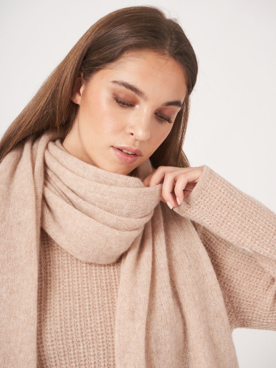 Loose knit organic cashmere scarf with rib details image number 4