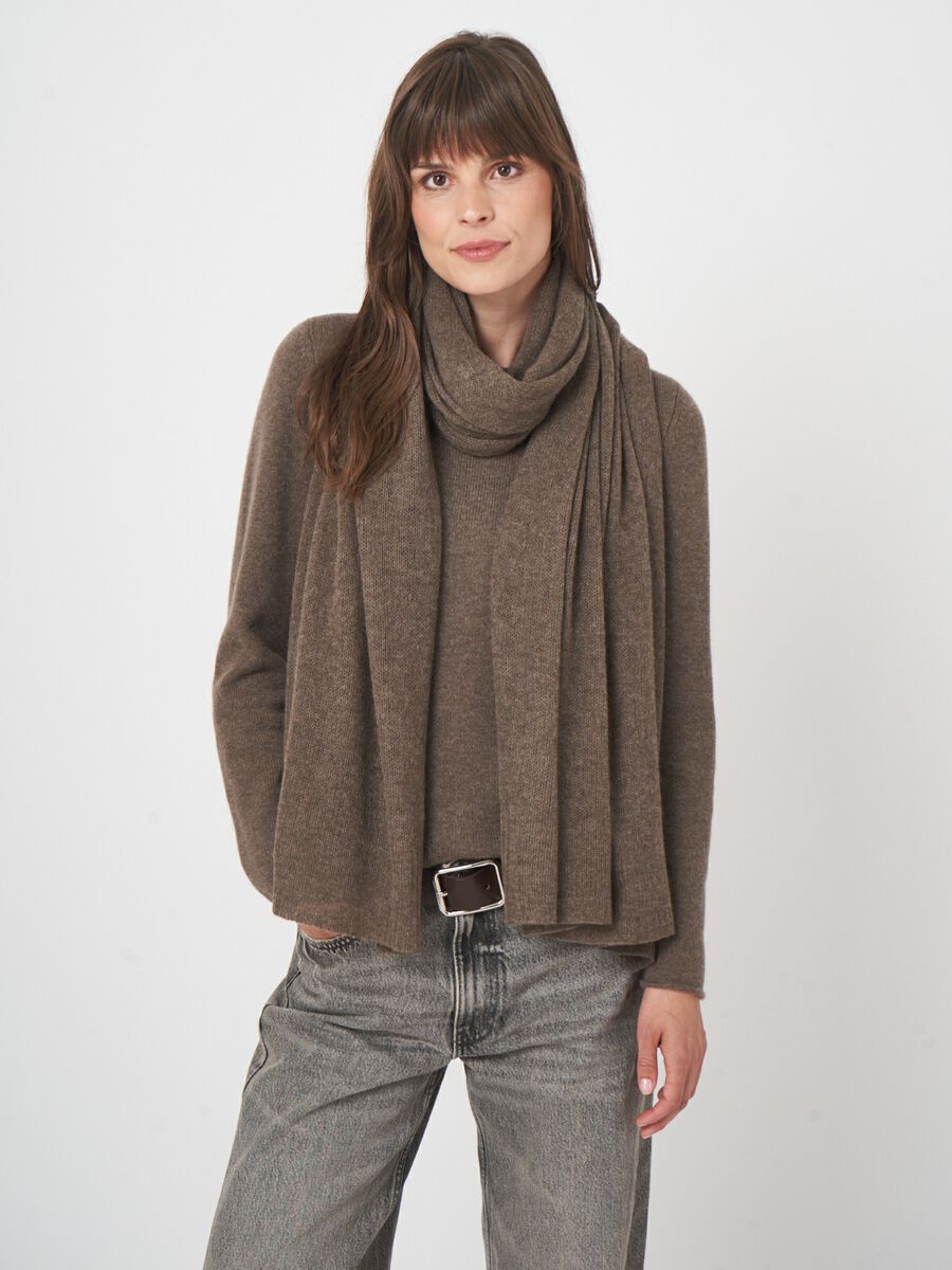 Loose knit organic cashmere scarf with rib details image number 4