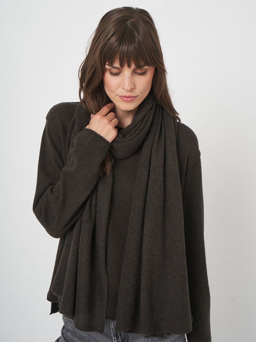 Loose knit organic cashmere scarf with rib details image number 0