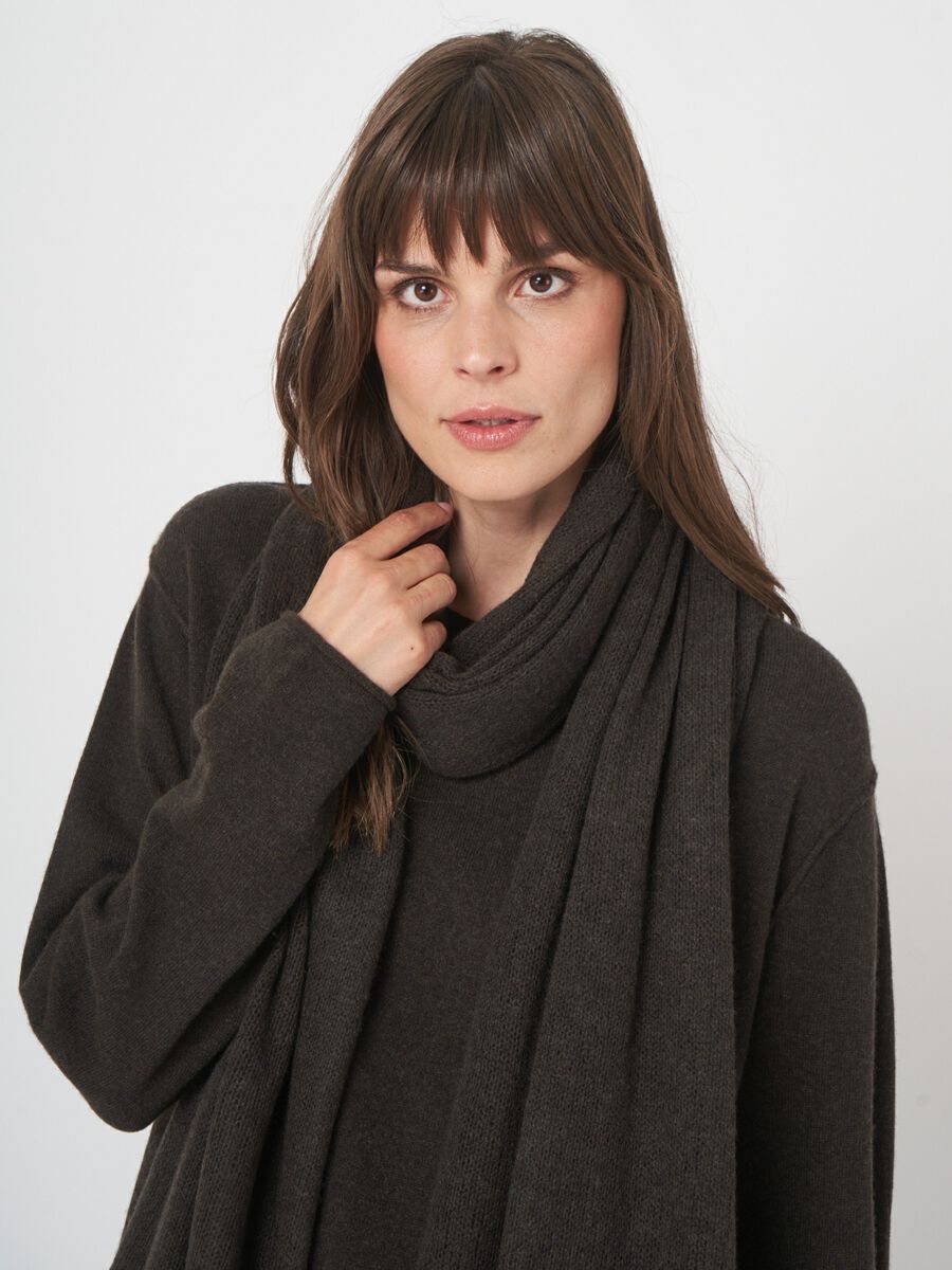Loose knit organic cashmere scarf with rib details image number 3