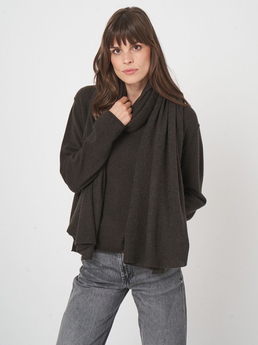 Loose knit organic cashmere scarf with rib details image number 4