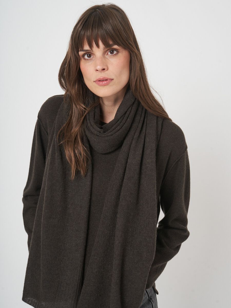 Loose knit organic cashmere scarf with rib details image number 5