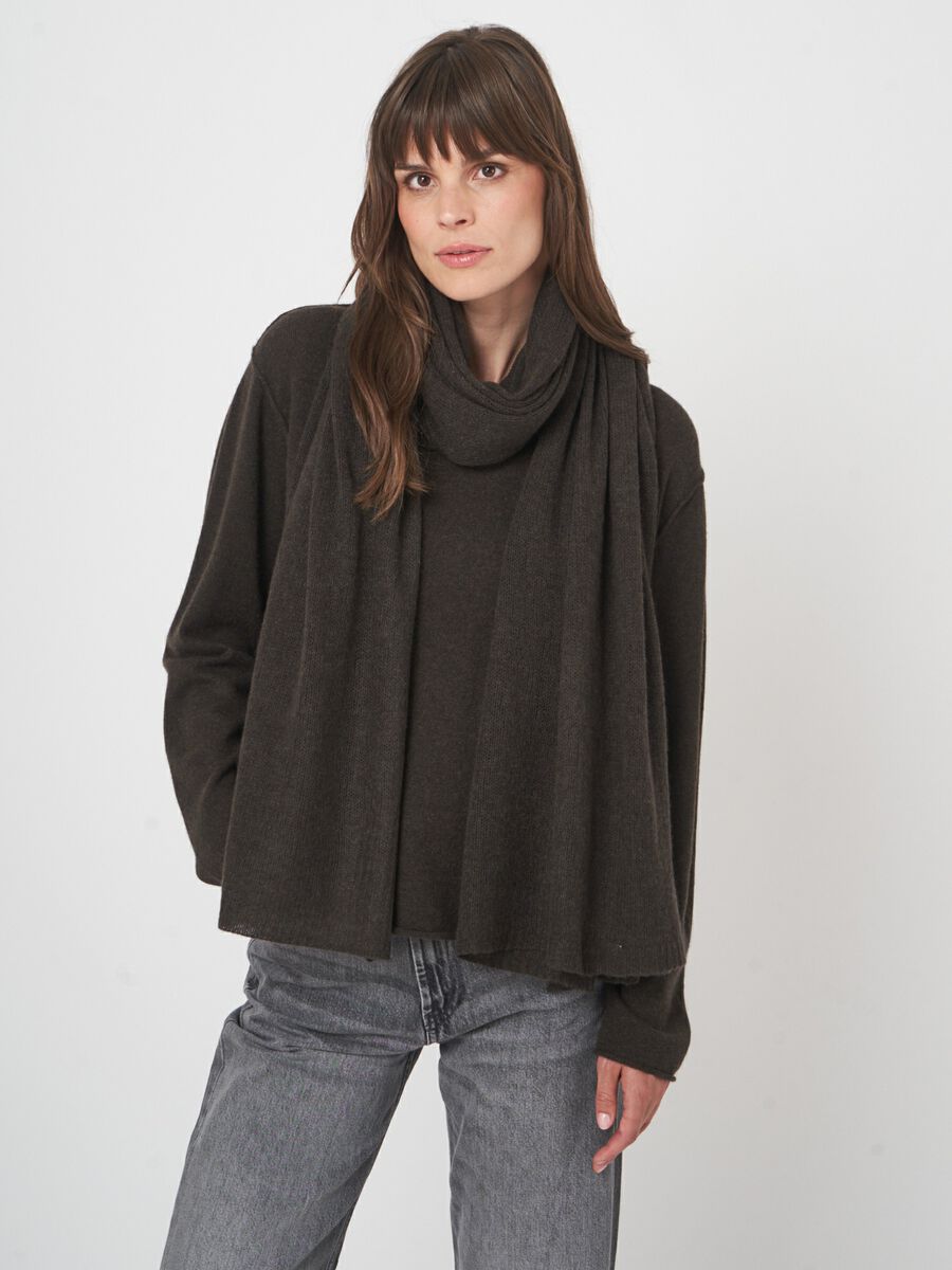 Loose knit organic cashmere scarf with rib details image number 6