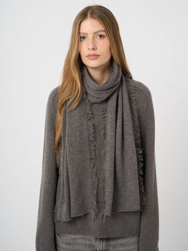 Fine-Knit Cashmere Scarf with Fringed Edges image number 2