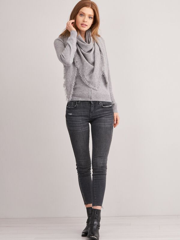 Kasjmieren driehoekssjaal met franjes - tijdloos & elegant image number 3