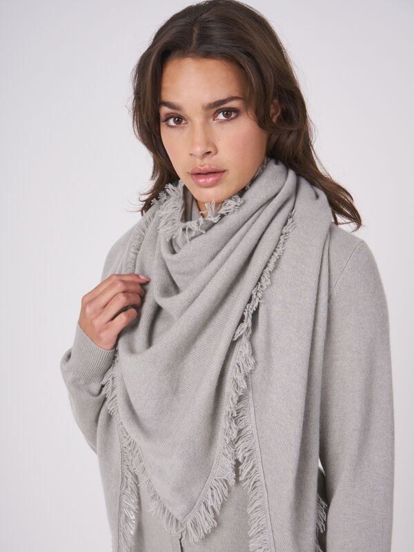 Foulard triangulaire femme &mdash; cachemire & franges repeat image number 1