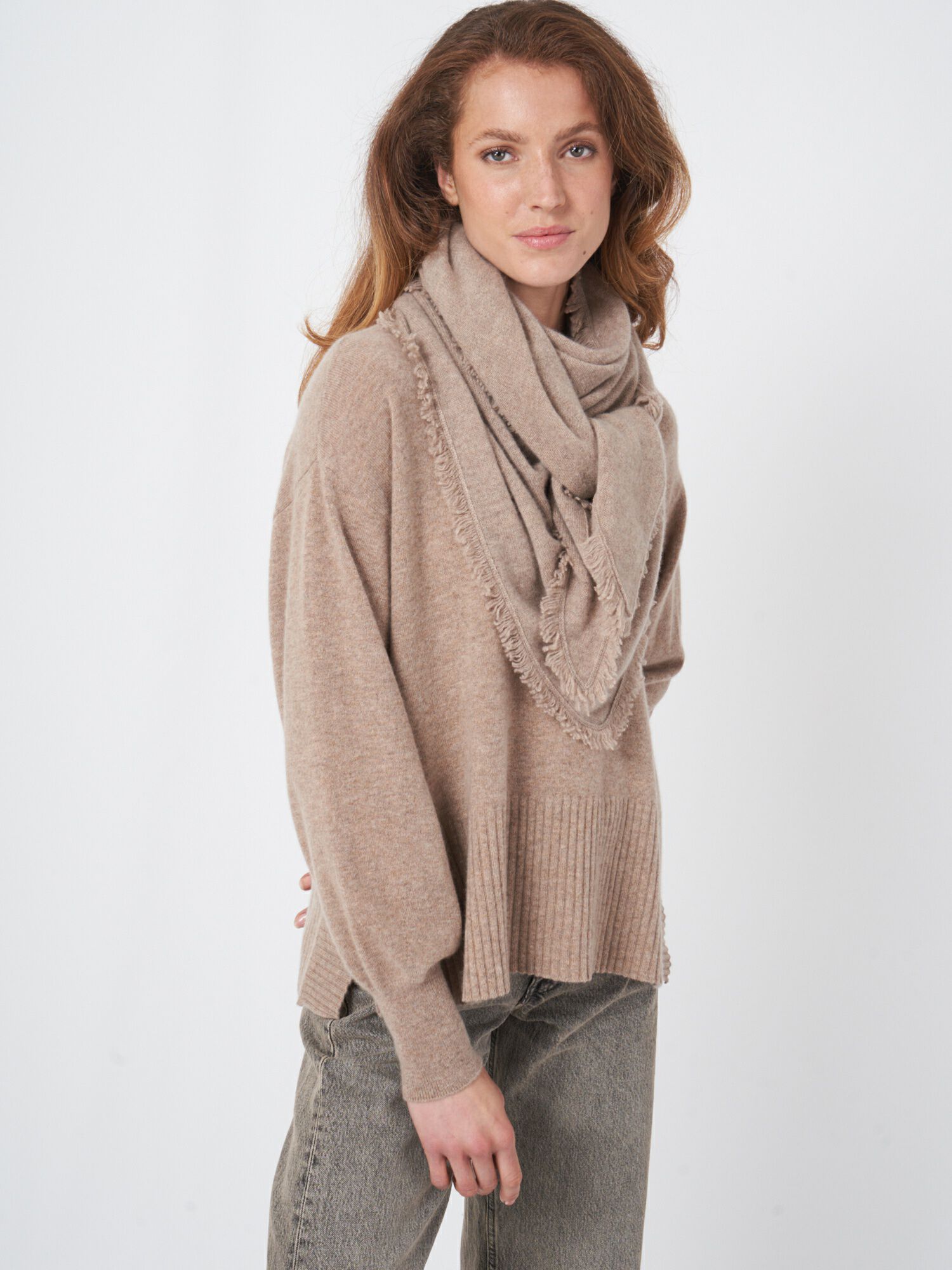 Driehoekige cashmere sjaal met franjes