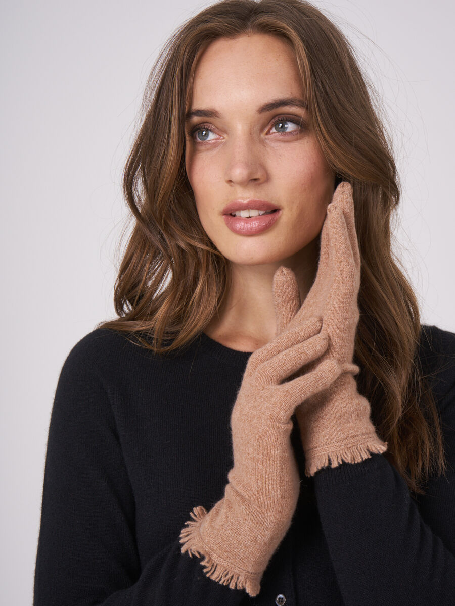 Cashmere gloves with fringes image number 0