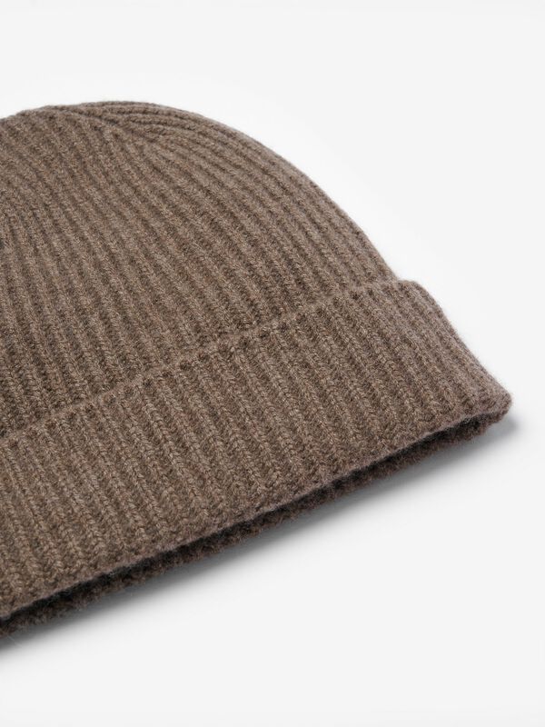 Geribde muts van biologisch cashmere image number 1