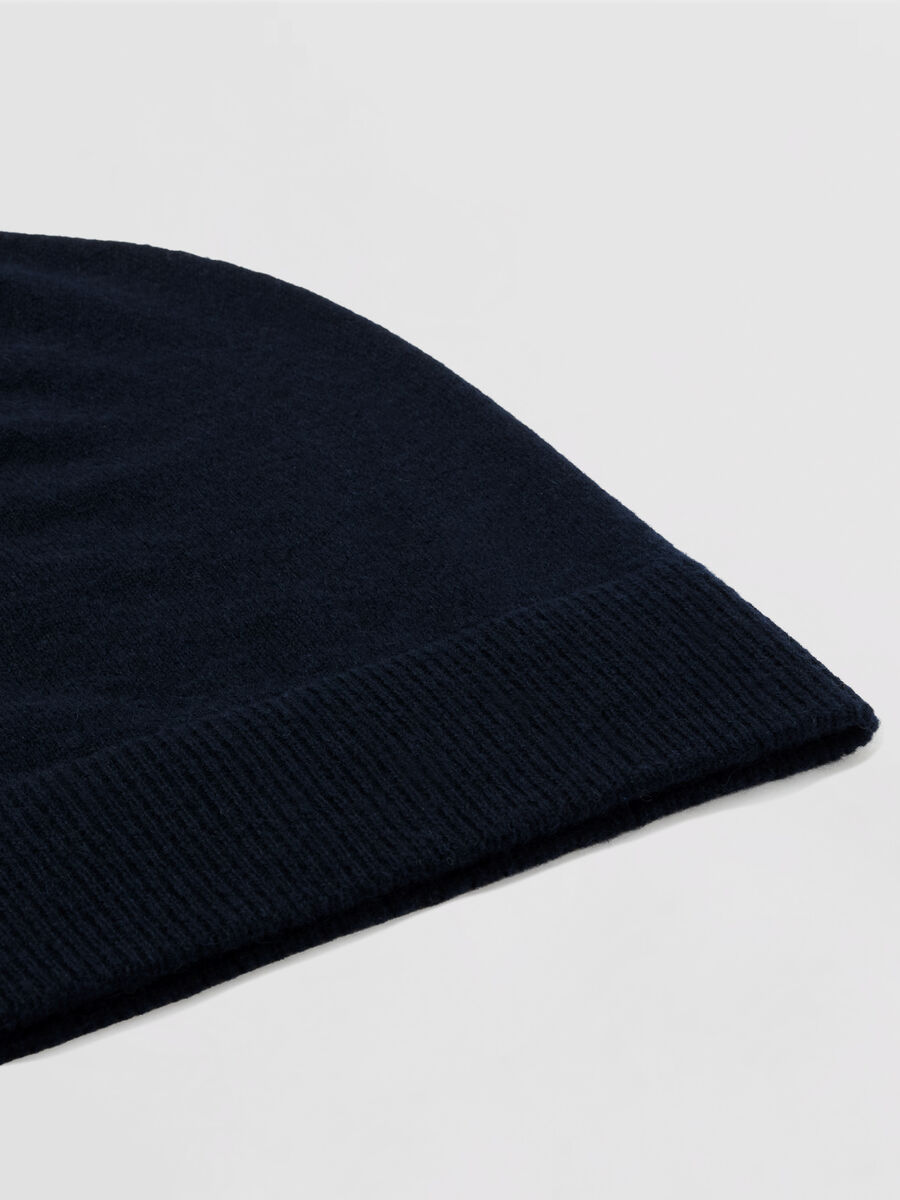 Fine-Knit Cashmere Beanie with Ribbed Brim image number 1