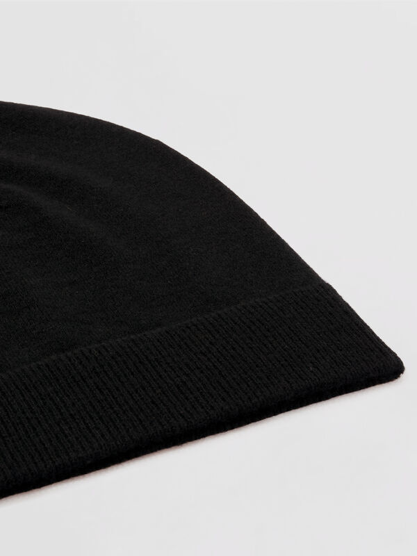 Fine-Knit Cashmere Beanie with Ribbed Brim image number 1