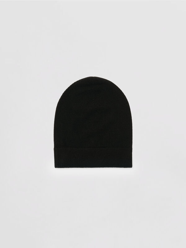 Fine-Knit Cashmere Beanie with Ribbed Brim image number 2