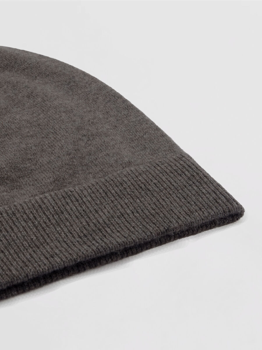 Fine-Knit Cashmere Beanie with Ribbed Brim image number 1