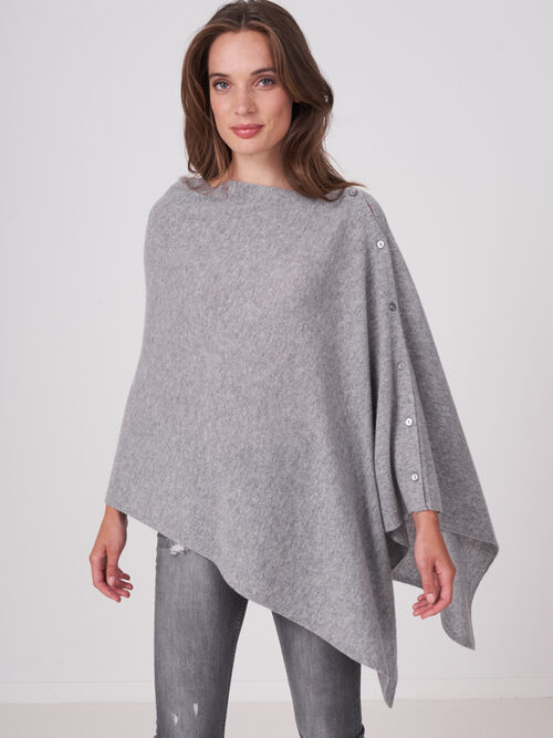 Asymmetrischer Poncho mit Knopfleiste