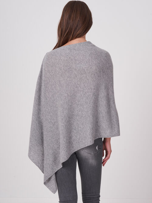 Asymmetrischer Poncho mit Knopfleiste