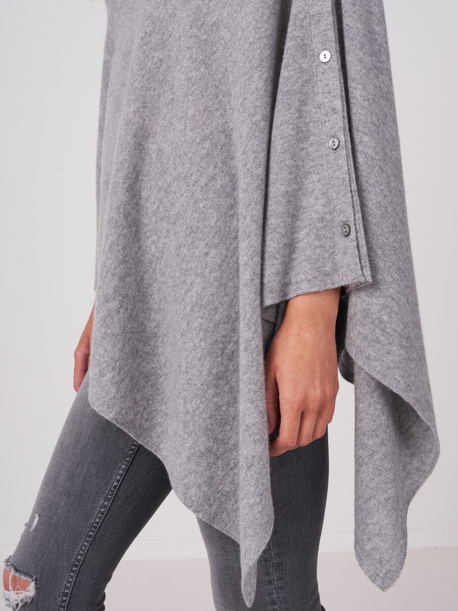 Asymmetrischer Poncho mit Knopfleiste image number 2