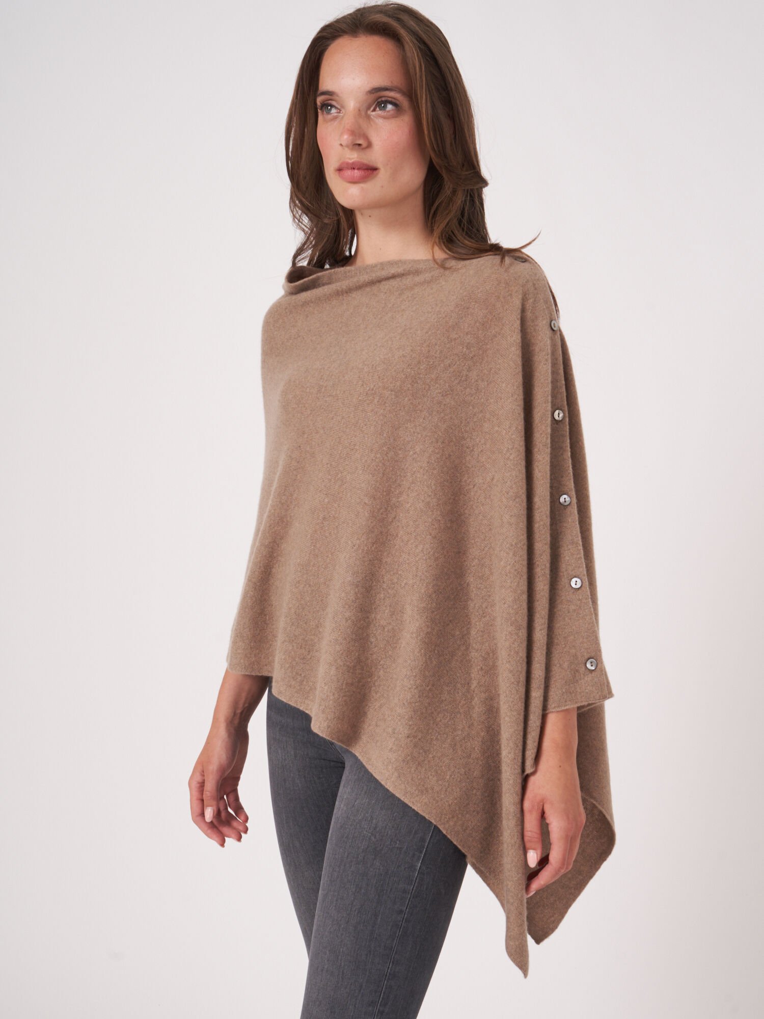 Asymmetrische poncho met knoopsluiting