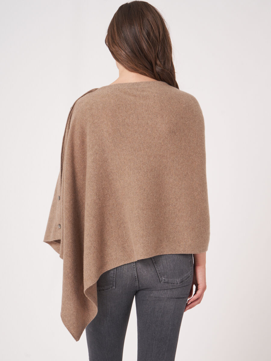 Asymmetrischer Poncho mit Knopfleiste image number 1