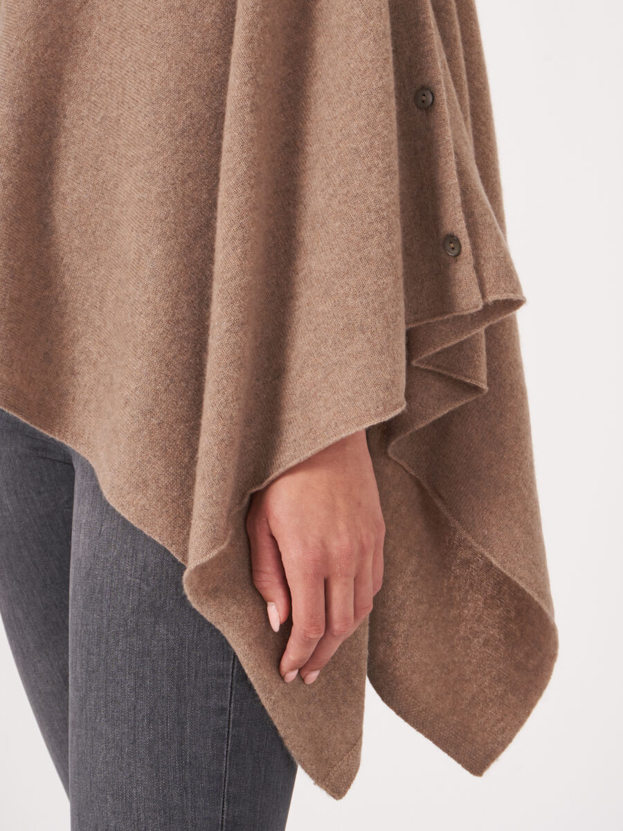 Asymmetrischer Poncho mit Knopfleiste image number 2