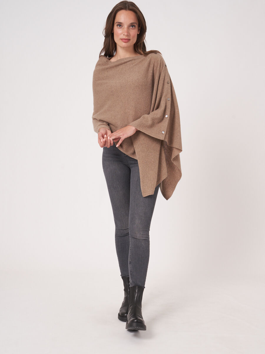 Asymmetrischer Poncho mit Knopfleiste image number 4