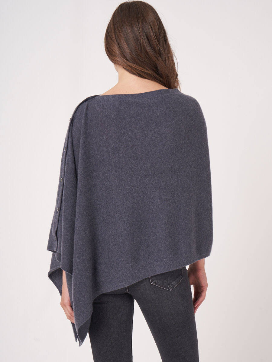 Asymmetrischer Poncho mit Knopfleiste image number 1