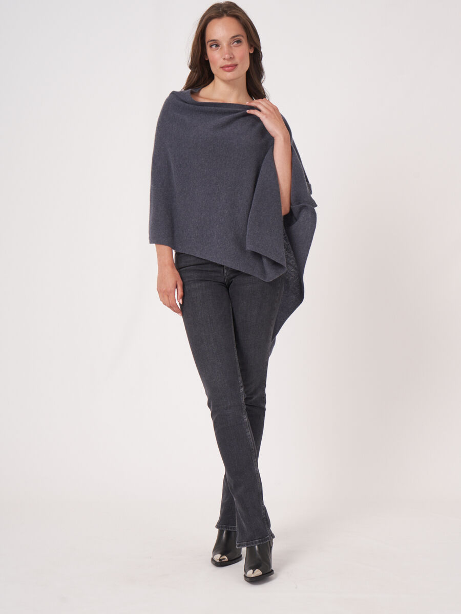 Asymmetrischer Poncho mit Knopfleiste image number 4