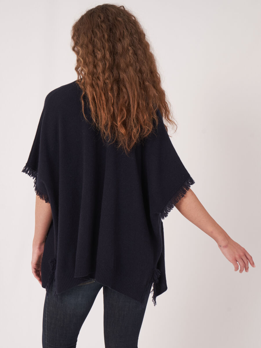 Cape poncho frang&eacute; en cachemire biologique image number 1