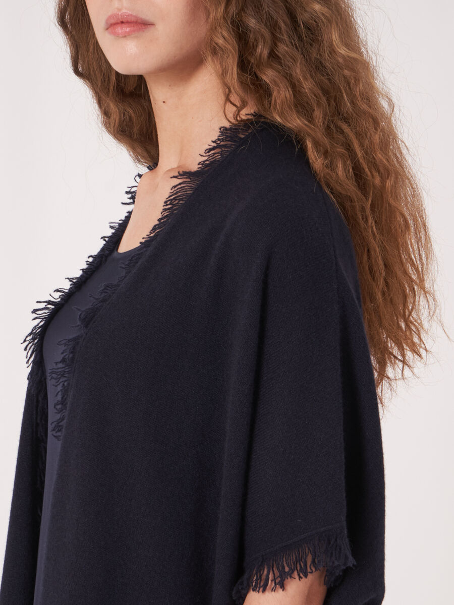 Cape poncho frang&eacute; en cachemire biologique image number 3