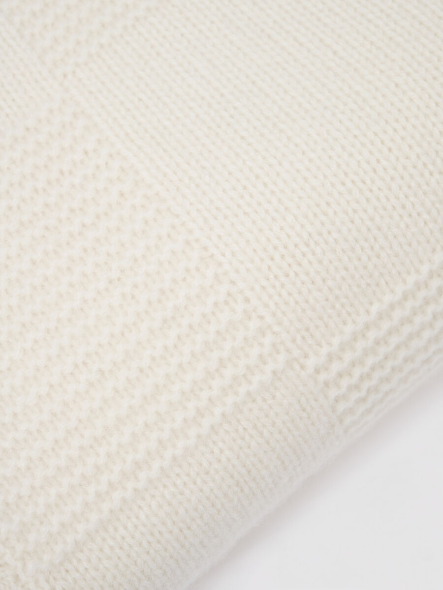 Plaid tricoté en cachemire à carreaux image number 2