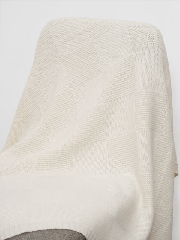 Gestrickter Kaschmir-Plaid mit Karomuster image number 3