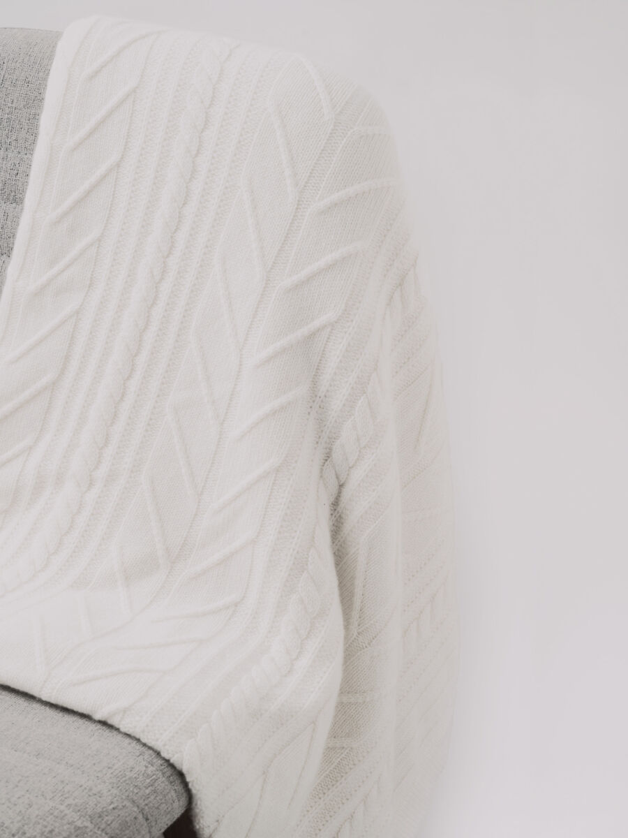 Gebreide cashmere plaid met kabelpatroon image number 3