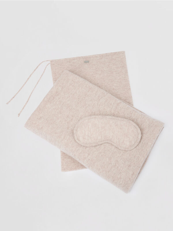 Cashmere travel set image number 0
