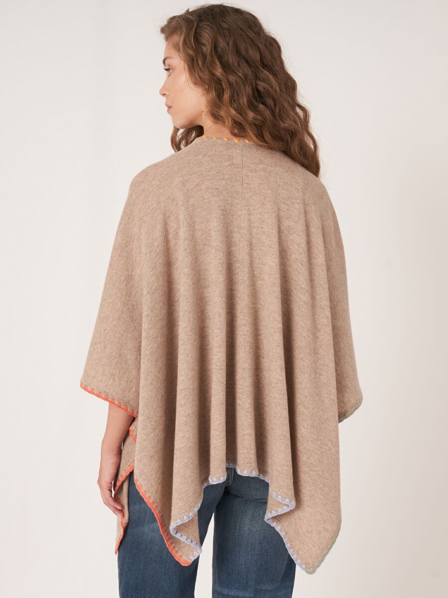 Poncho-Cape mit kontrastfarbenen Deckenstichen image number 3