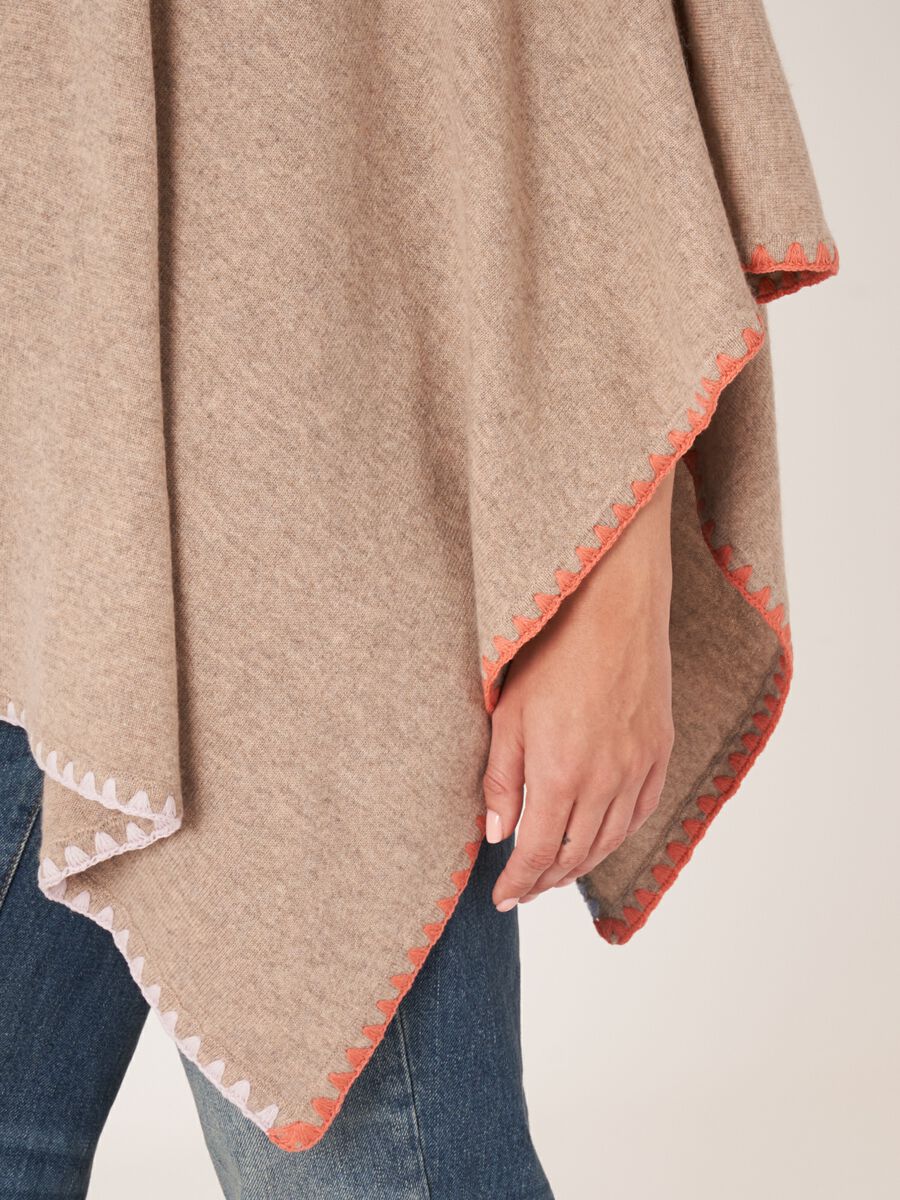Poncho-Cape mit kontrastfarbenen Deckenstichen image number 4