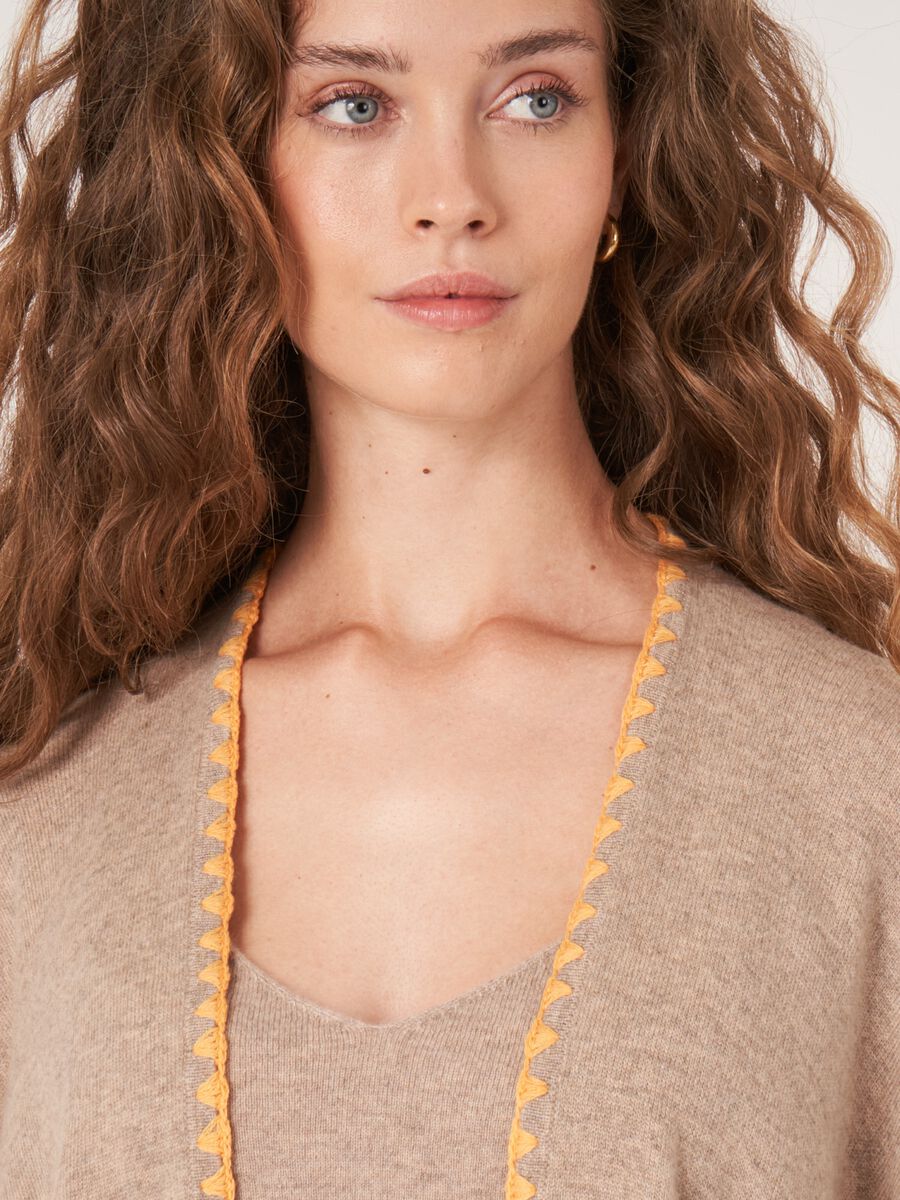 Poncho-Cape mit kontrastfarbenen Deckenstichen image number 5