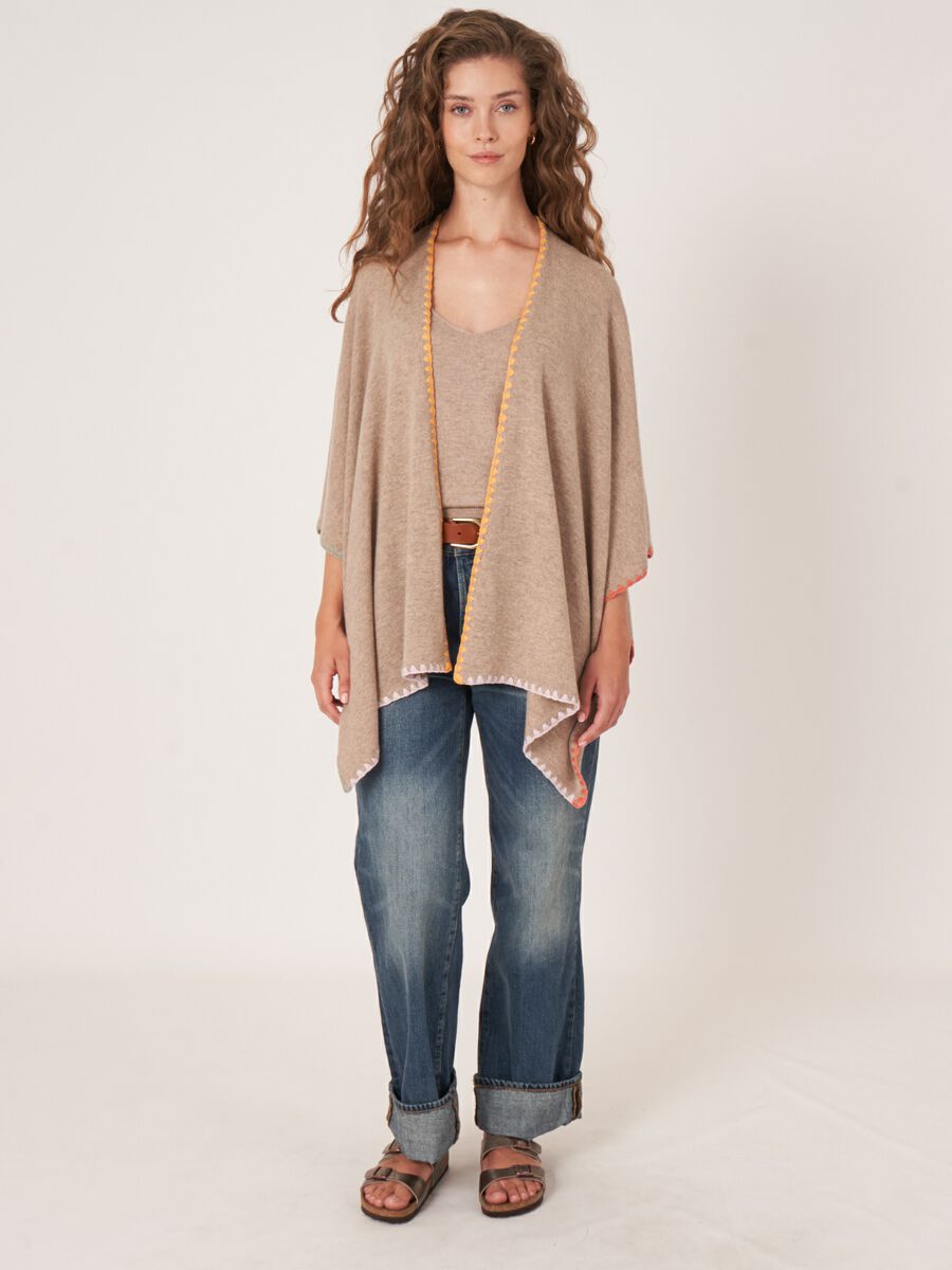 Poncho-Cape mit kontrastfarbenen Deckenstichen image number 6