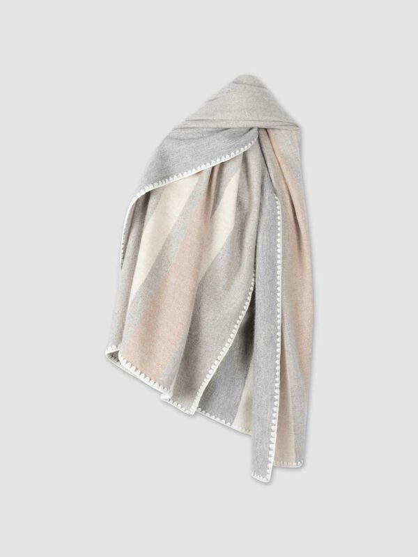 Stijlvolle vierkante cashmere sjaal met strepen & dekensteek image number 2