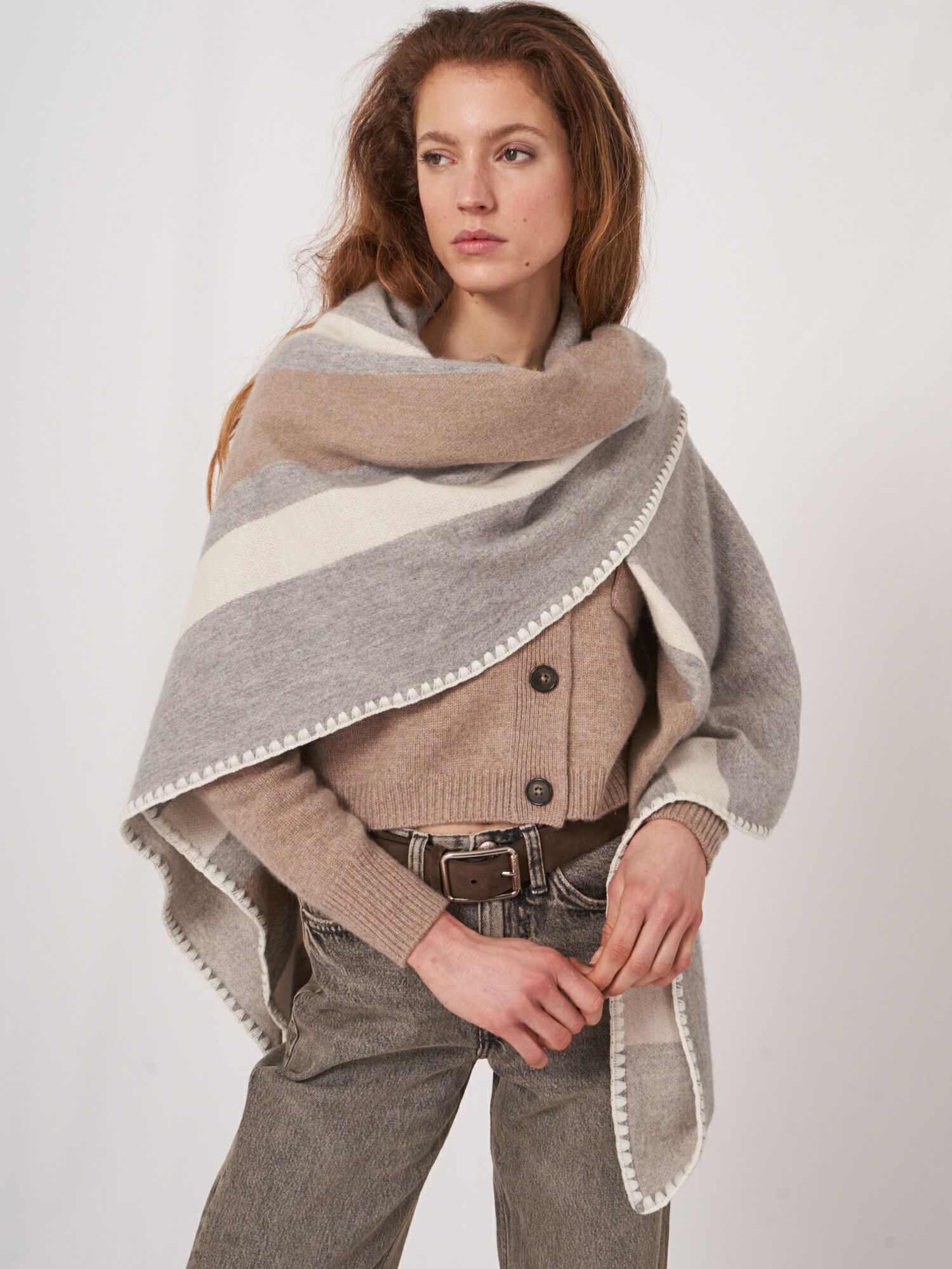 Stijlvolle vierkante cashmere sjaal met strepen & dekensteek afbeelding