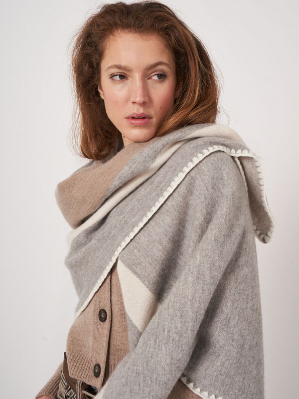 Stijlvolle vierkante cashmere sjaal met strepen & dekensteek image number 3