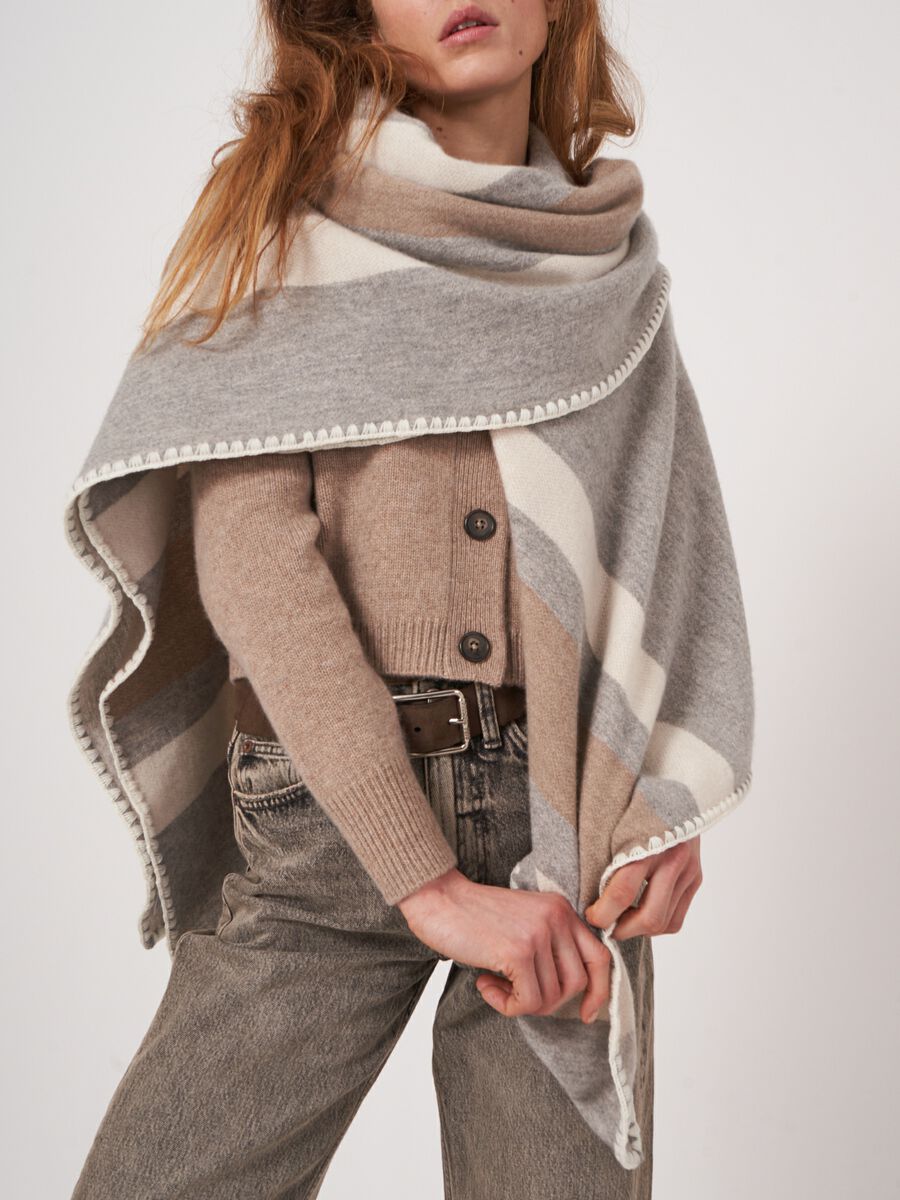 Quadratischer Kaschmirschal mit Streifen und Deckennaht image number 4