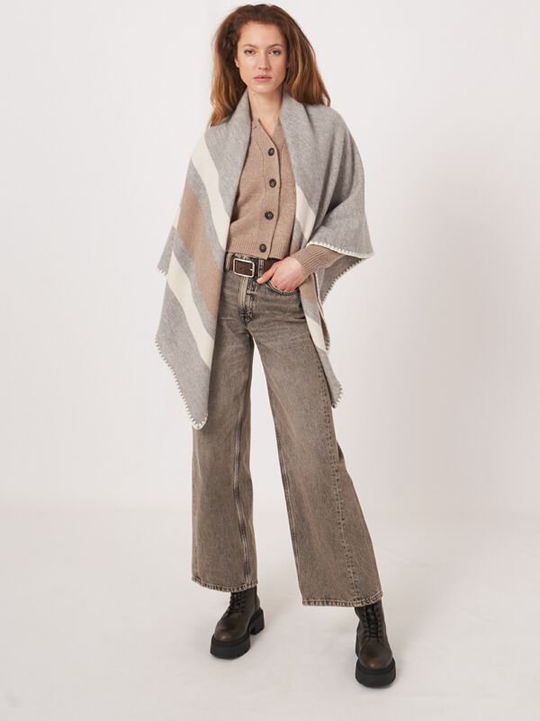 Stijlvolle vierkante cashmere sjaal met strepen & dekensteek image number 5