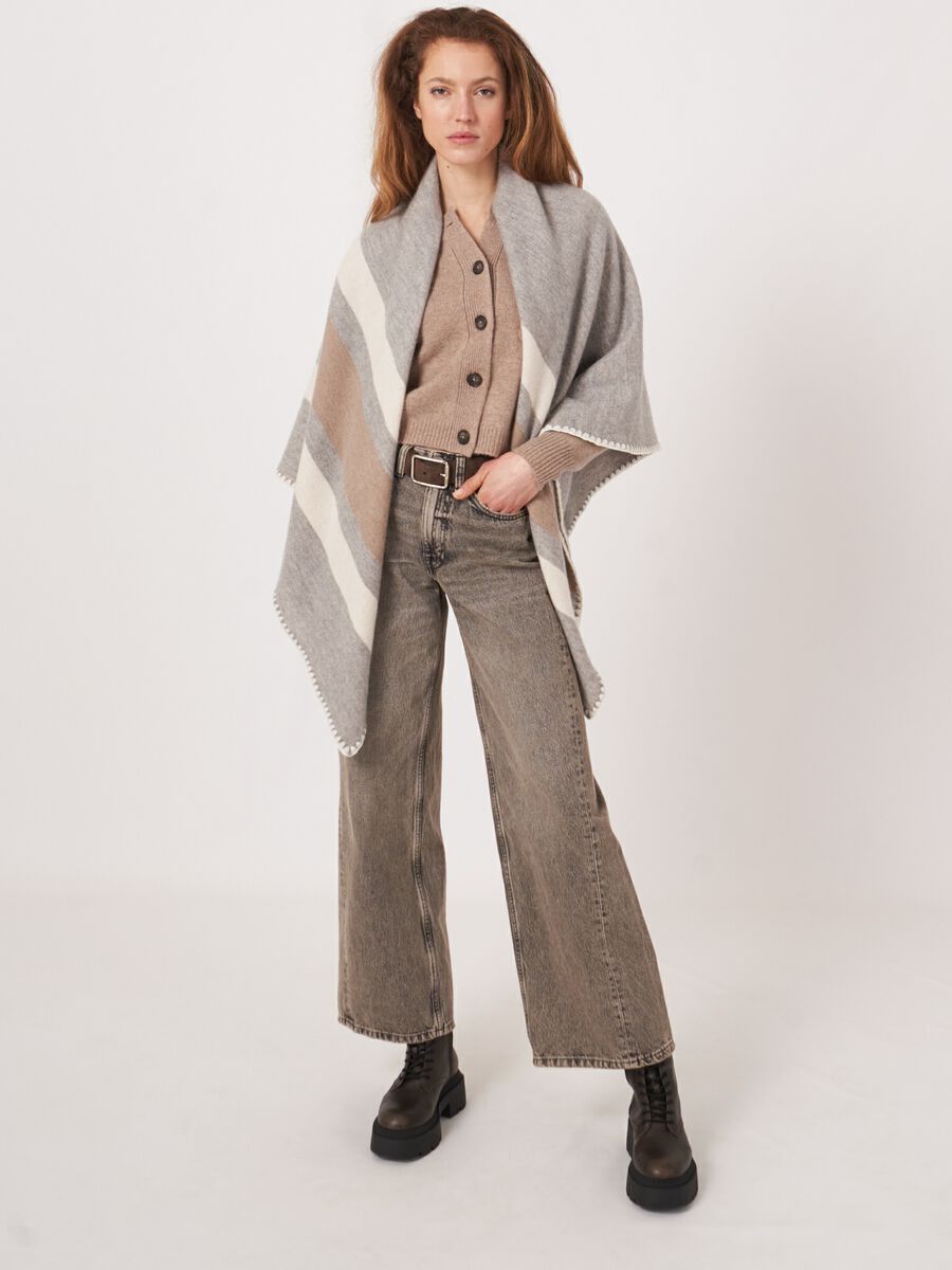 Quadratischer Kaschmirschal mit Streifen und Deckennaht image number 5