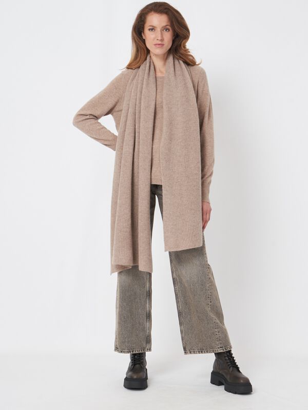 Écharpe cachemire à maille côtelée – style oversize image number 2